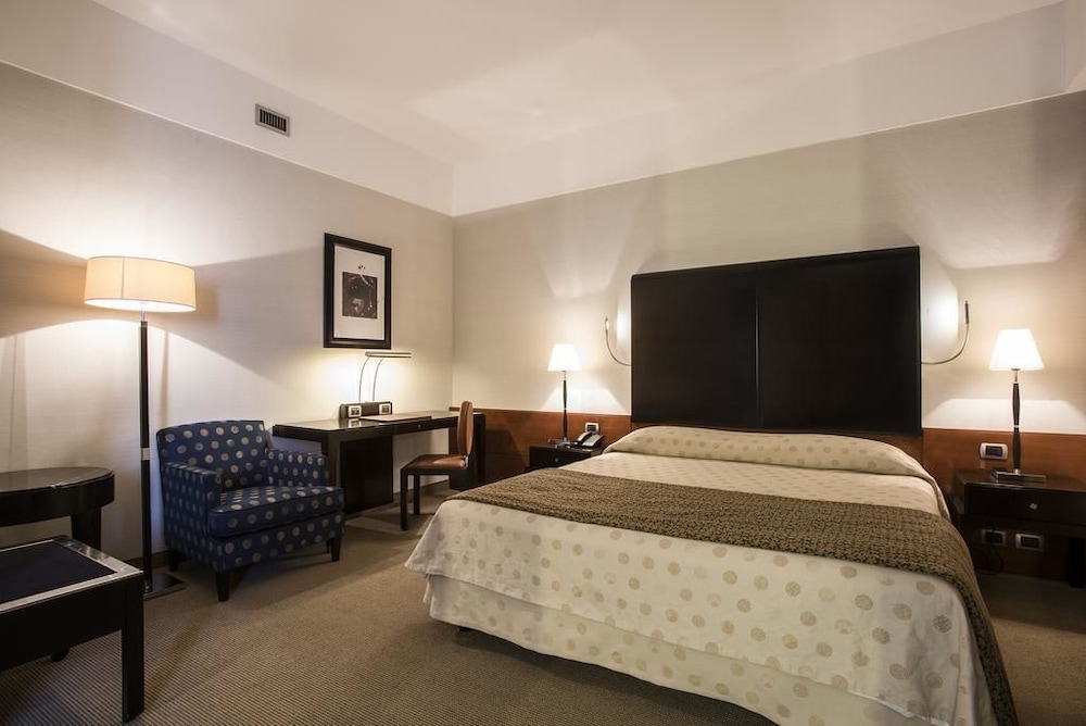 Executive Room - Photo 1