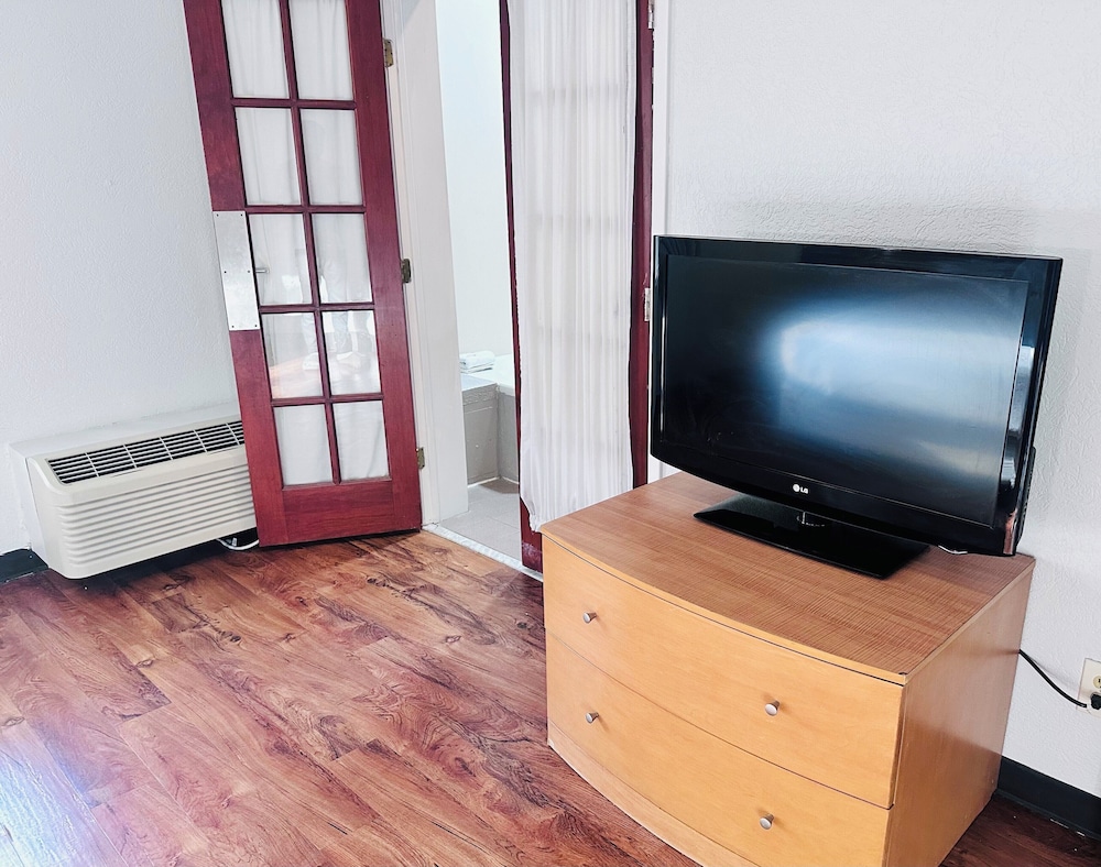 Standard Suite, 1 King Bed, Non Smoking, Refrigerator & Microwave - Photo 2