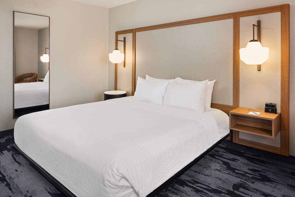 Basic Room, 1 King Bed (Mobility/Hearing Access, Roll-In Shwr) - Photo 2