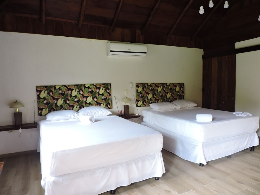 Deluxe Bungalow, 2 Queen Beds (Roble) photo 1