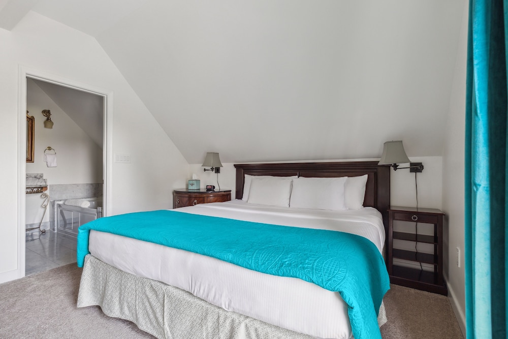 S Suite - Executive Suite w/ Spa Bath, 1 King Bed, 1 Queen Sofa Bed with 2nd Bath/Shower, 2nd Floor