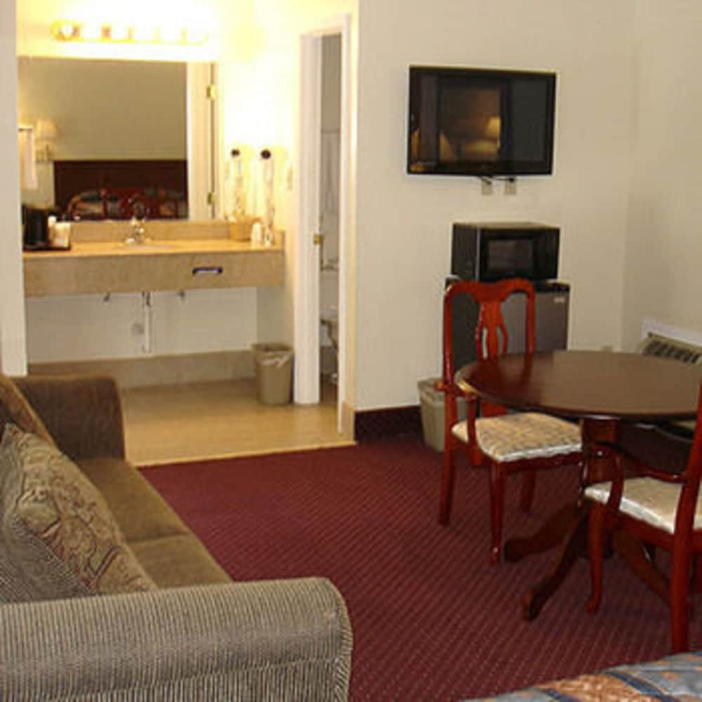 Suite, 2 Double Beds, Non Smoking photo 3