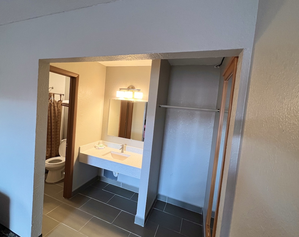 Basic Double Room, 2 Queen Beds photo 3
