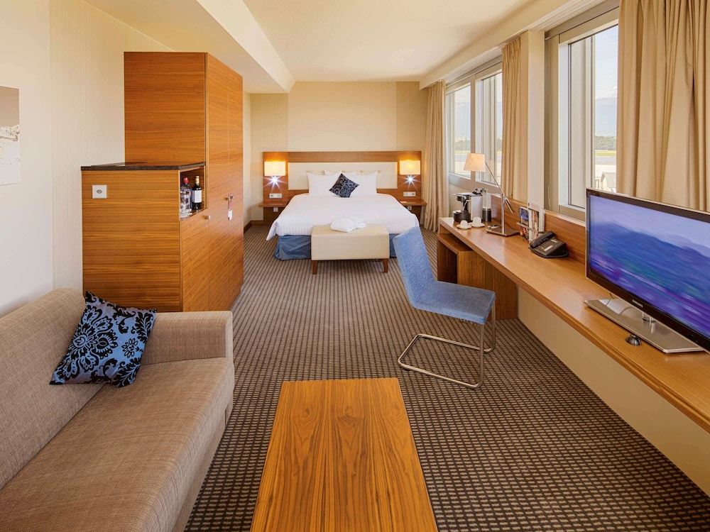 Premium Room, 1 King Bed - Photo 3
