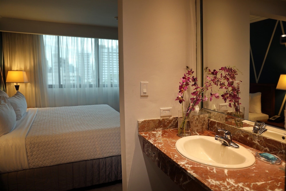 Suite, 1 Bedroom, Balcony - Photo 6