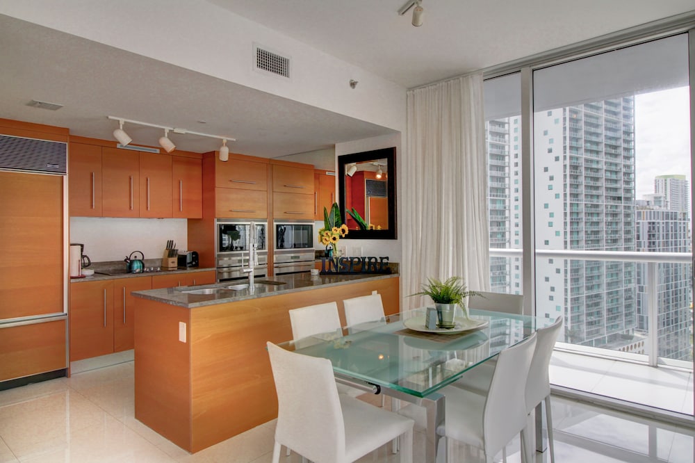 Condo, 2 Bedrooms, Bay View, Corner (2404) photo 3