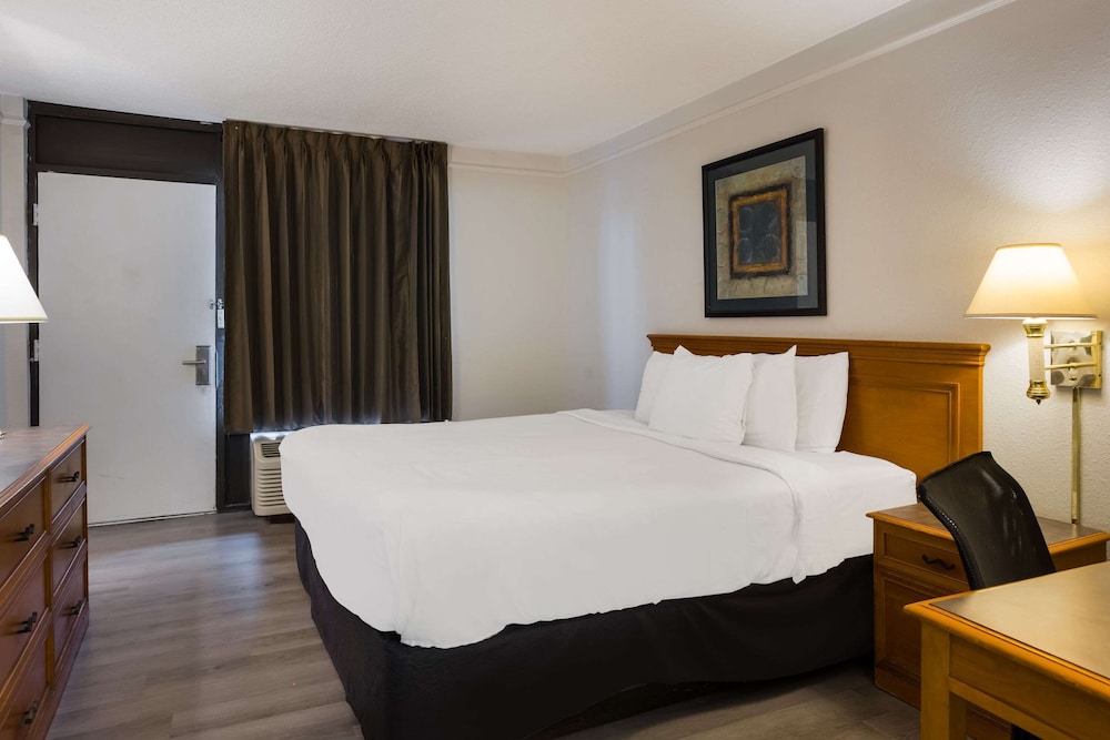 Room, 1 King Bed, Accessible, Non Smoking - Photo 3