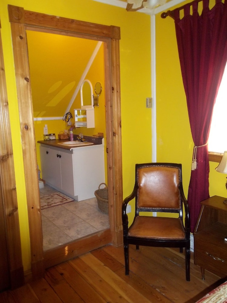 Room, 1 Queen Bed, Private Bathroom (Romantique) photo 2