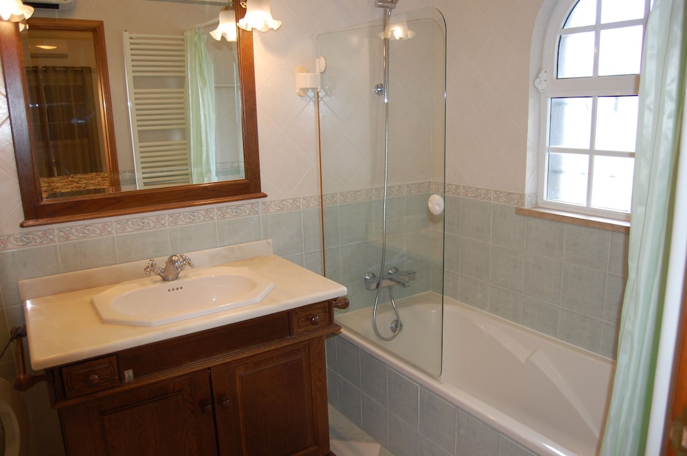 Charming 3-bedroom Villa With Wifi and Central Heating in Beautiful Santa Bárbar, 写真 44