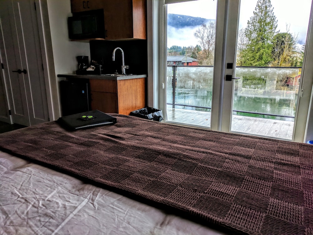 Superior Room, 1 King Bed, Balcony, River View photo 1