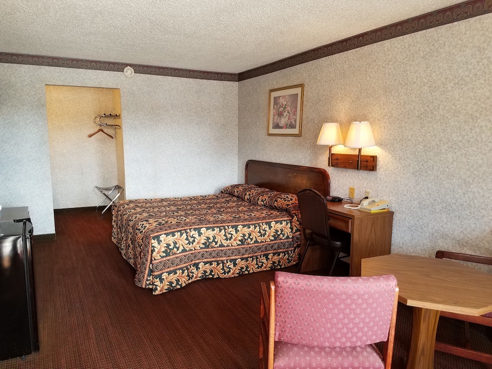 Basic Room, 1 King Bed, Smoking photo 2
