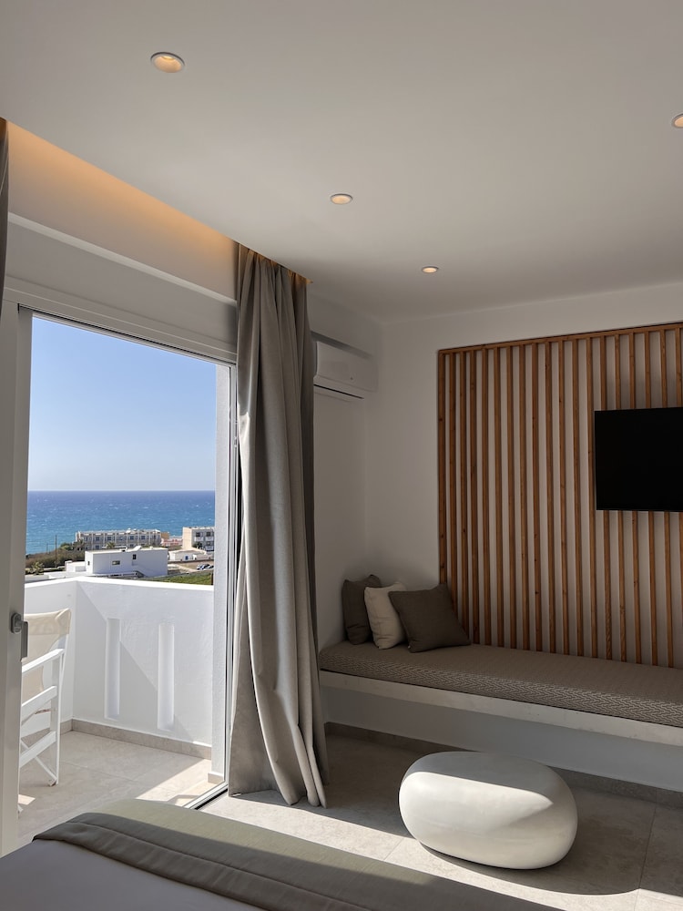 Luxury Suite with Indoor Jetted Tub & Sea View photo 3