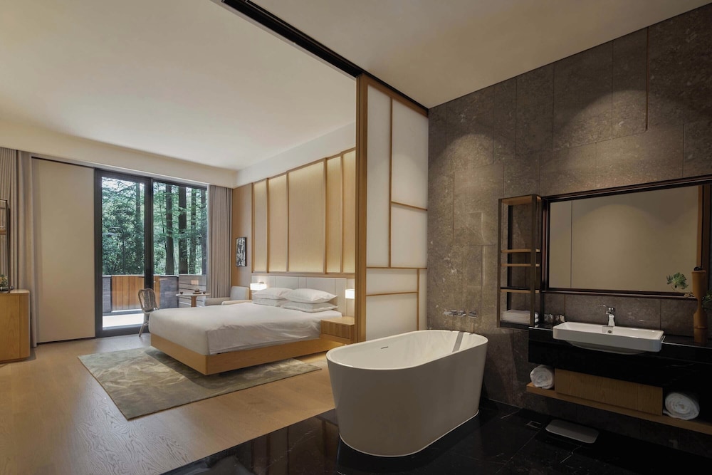 Signature Double Room, Courtyard View
