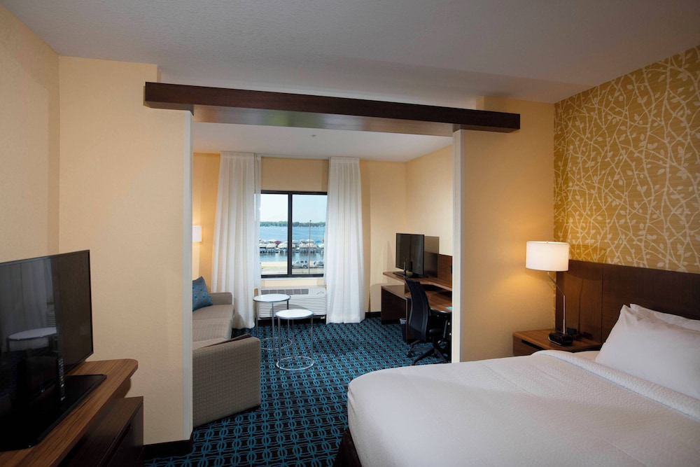 Room, 1 King Bed, Lake View photo 2