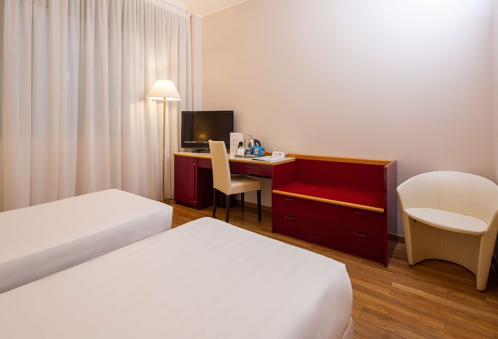 Standard Room, 1 King Bed, Non Smoking (Green Room) - Photo 1