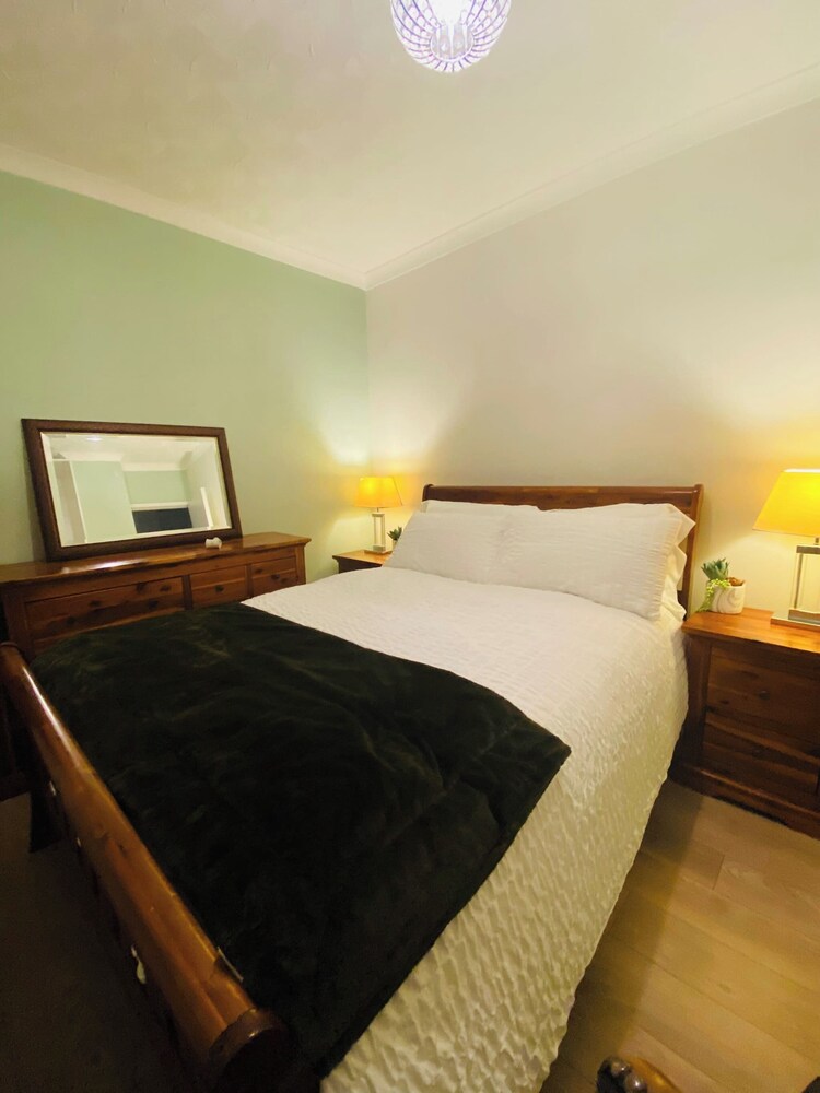 Relax in This Charming East Cowes House With Garden and BBQ, Zdjęcie 2
