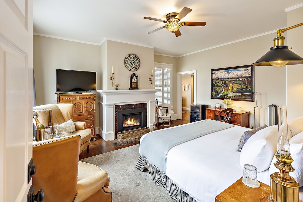 McCully Junior Suite, Room 9 (First Floor, stair access)