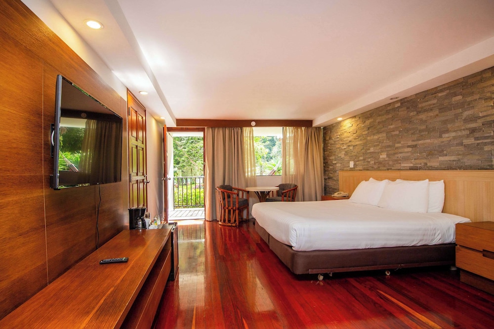 1 King Bed, Premium Room, Balcony - Photo 1