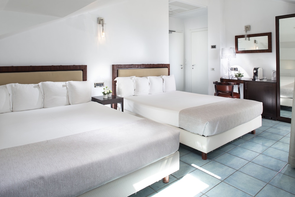 Junior Room, 2 Queen Beds, Hot Tub, Partial Sea View photo 3
