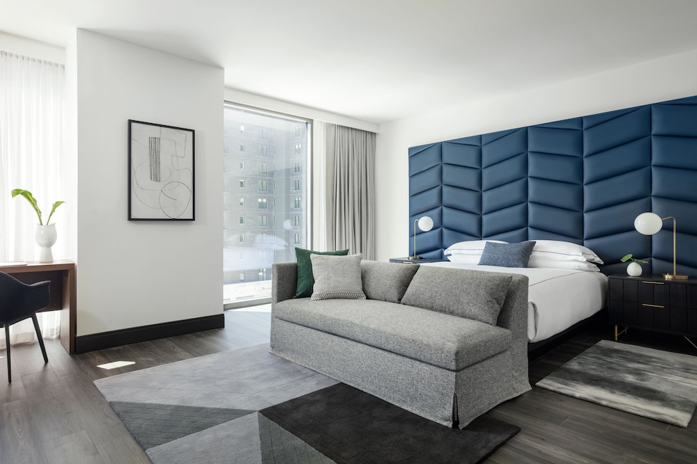 Studio Suite with One King Bed and Spa Access (Non Smoking) - Photo 3