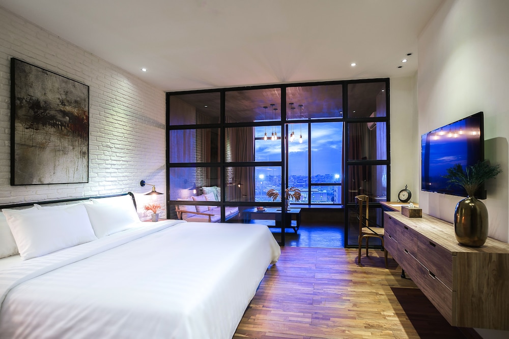 Sunset Suite King Bed photo 2