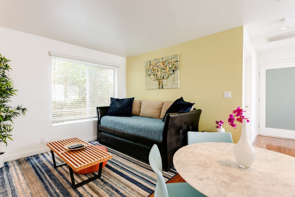 Deluxe Condo, 2 Bedrooms photo 3