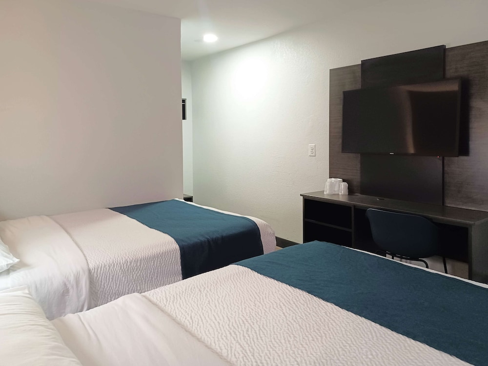 Deluxe Room, 2 Double Beds, Non Smoking, Refrigerator & Microwave photo 1