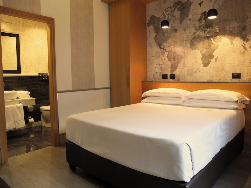 Standard Double or Twin Room thumbnail 5