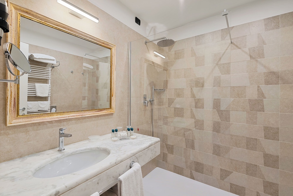 Standard Double Room - Photo 17