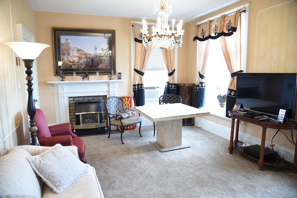 201 : The Penthouse South : The Canadiana Suite photo 1
