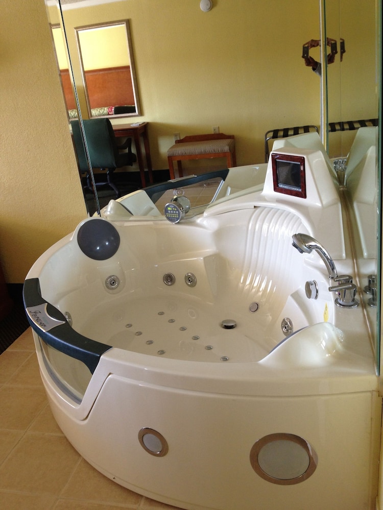 Suite, 1 King Bed, Non Smoking (Jacuzzi) - Photo 2