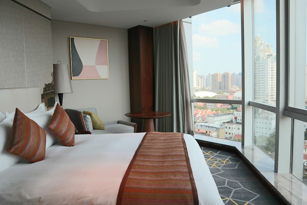Deluxe Suite, 1 King Bed, Non Smoking photo 2