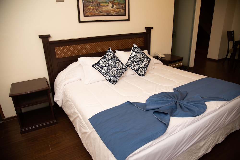 Deluxe Room, 1 Queen Bed photo 1