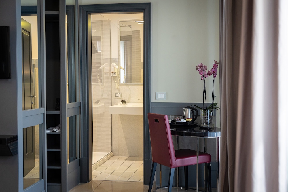 Traditional Double or Twin Room - Photo 11