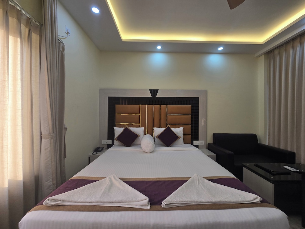 Queen Room with Pool View
