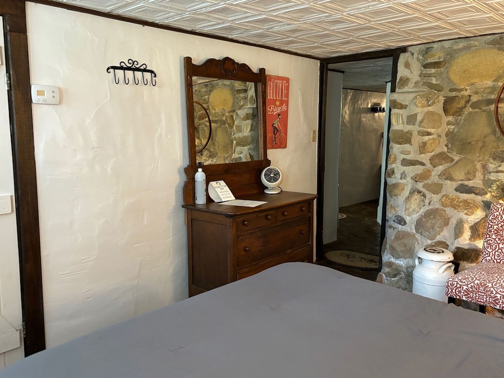 Economy Double Room, Private Bathroom, Courtyard View (Tracks & Trails) photo 2