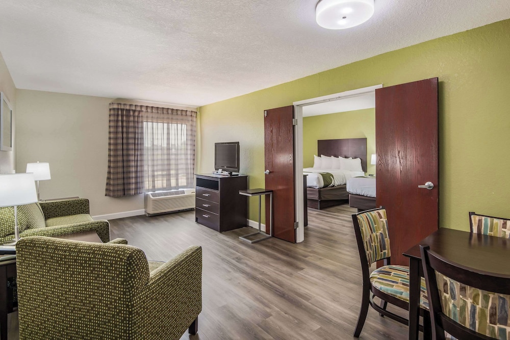 Suite, Multiple Beds, Non Smoking - Photo 1