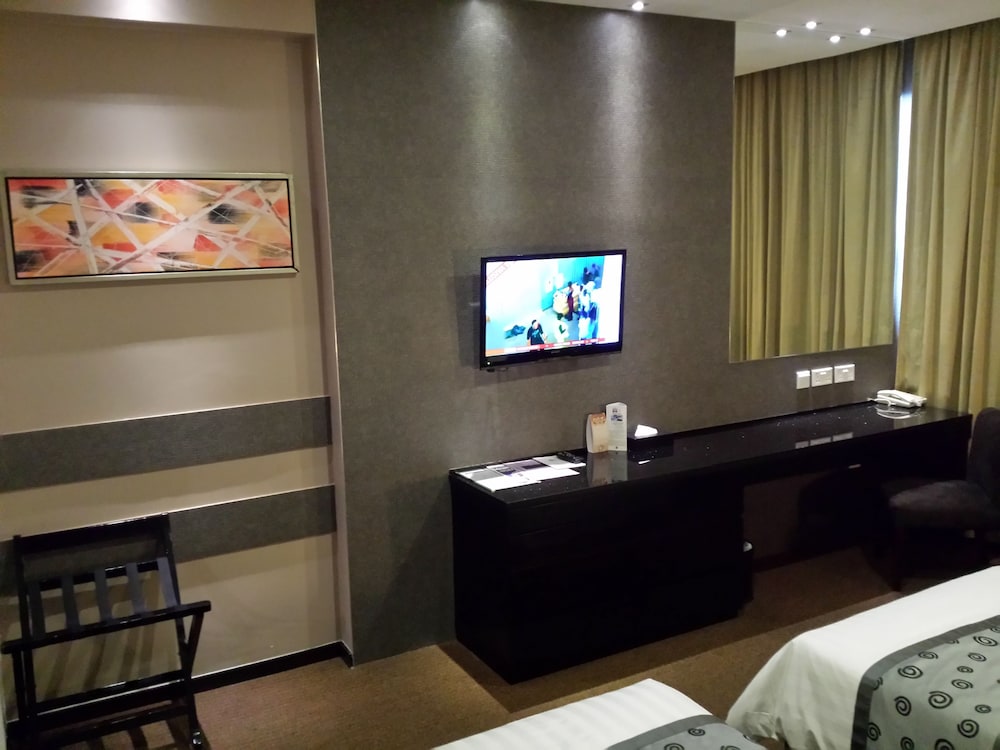 Family Room - 1 Double Bed and 1 Single Bed photo 2