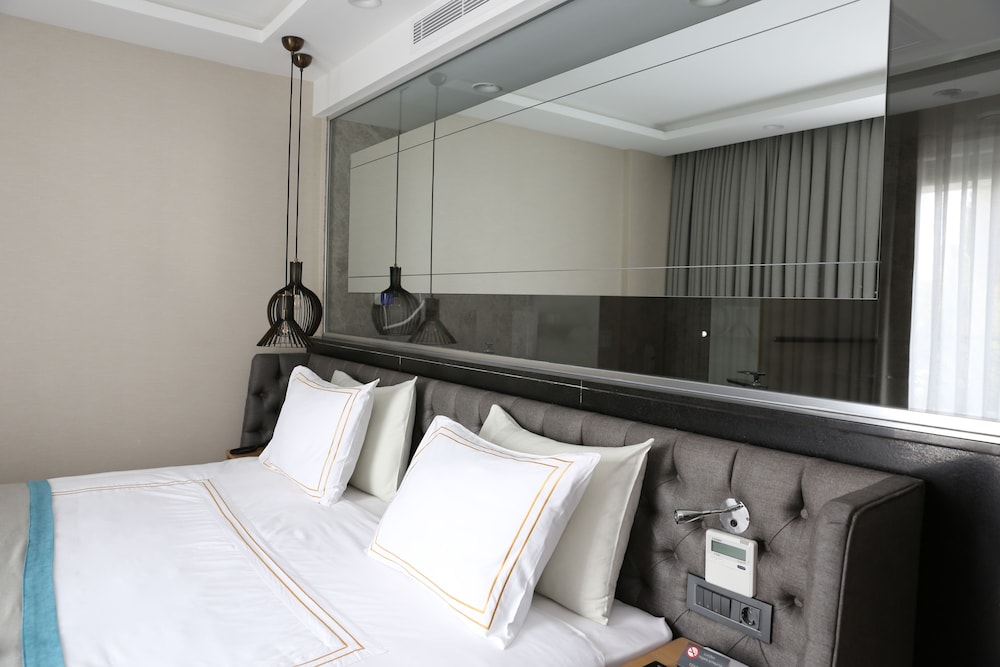 Deluxe Suite, City View (Single Use) photo 1