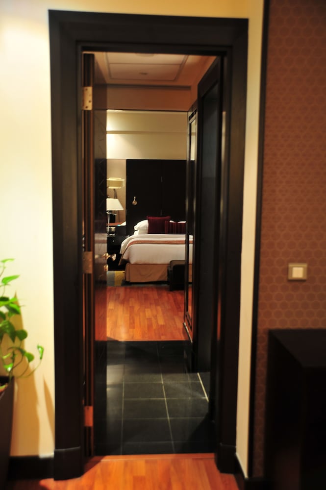 Junior Suite, 1 King Bed, Club Lounge Access