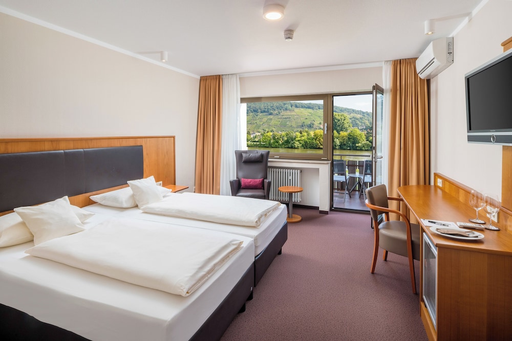 Grand Double Room Single Use (Comfort Plus, air-conditioned) photo 1