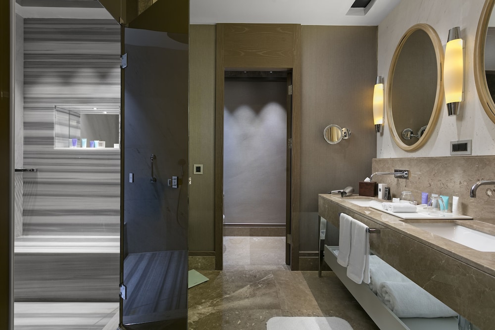 Executive Family Suite, Partial Sea View photo 3