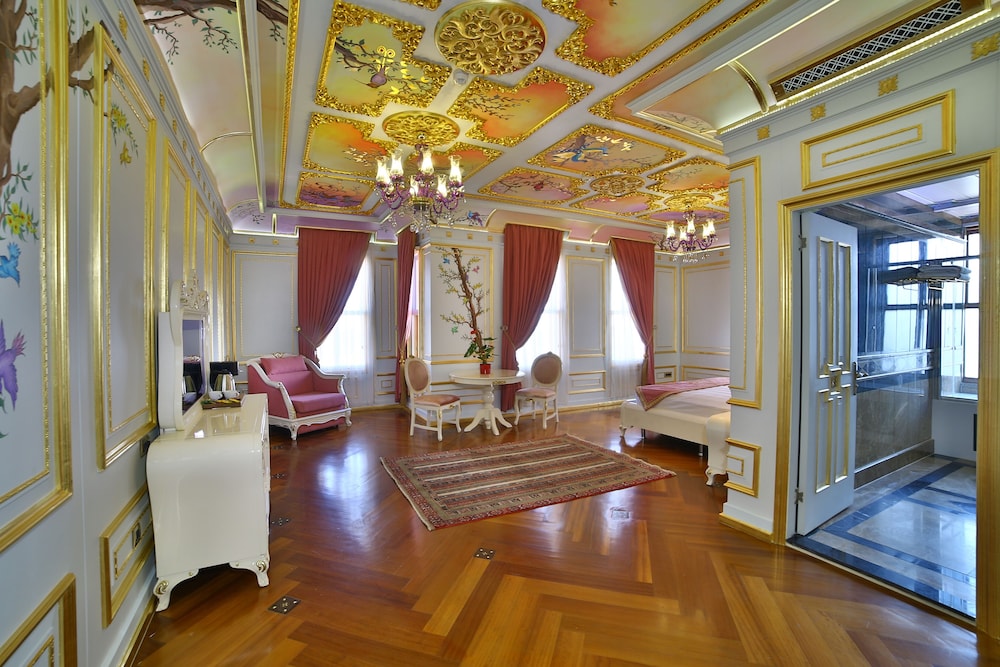 Mansion King suite with Free Spa Access (Self use & Shared) photo 3