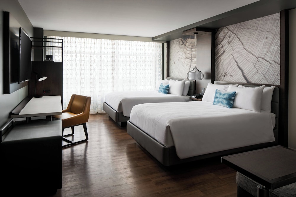 Room, 2 Queen Beds (Mobility/Hearing Access, Roll-in Shwr) - Photo 2