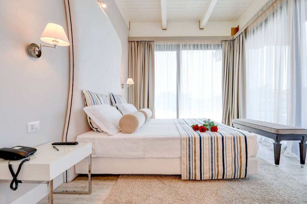 Suite, Jetted Tub, Lake View
