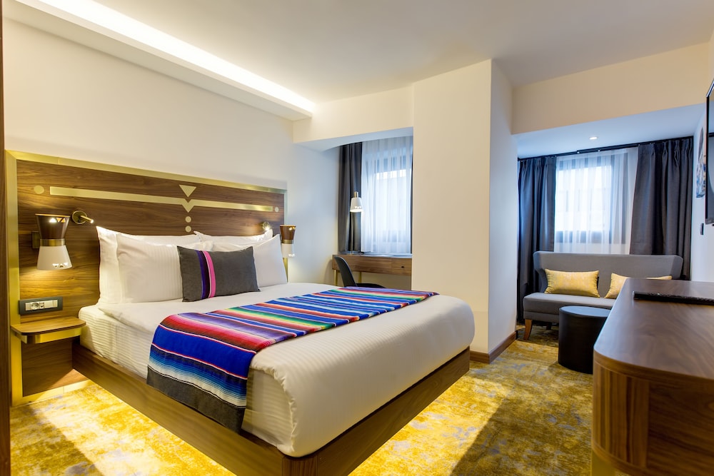 Deluxe Double Room thumbnail 5
