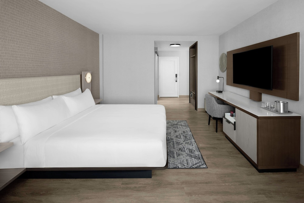 Higher Floor 1 King Bed (Mobility Accessible w/ Tub) - Photo 3