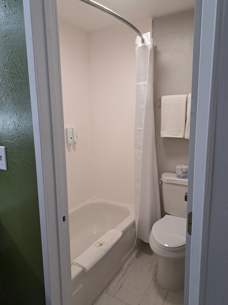 Standard Room, 1 King Bed, Non Smoking - Photo 9