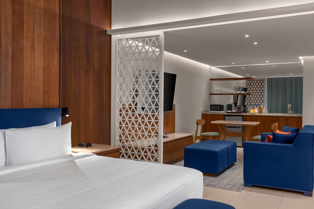 Honeymoon Suite - King Bed - Photo 3