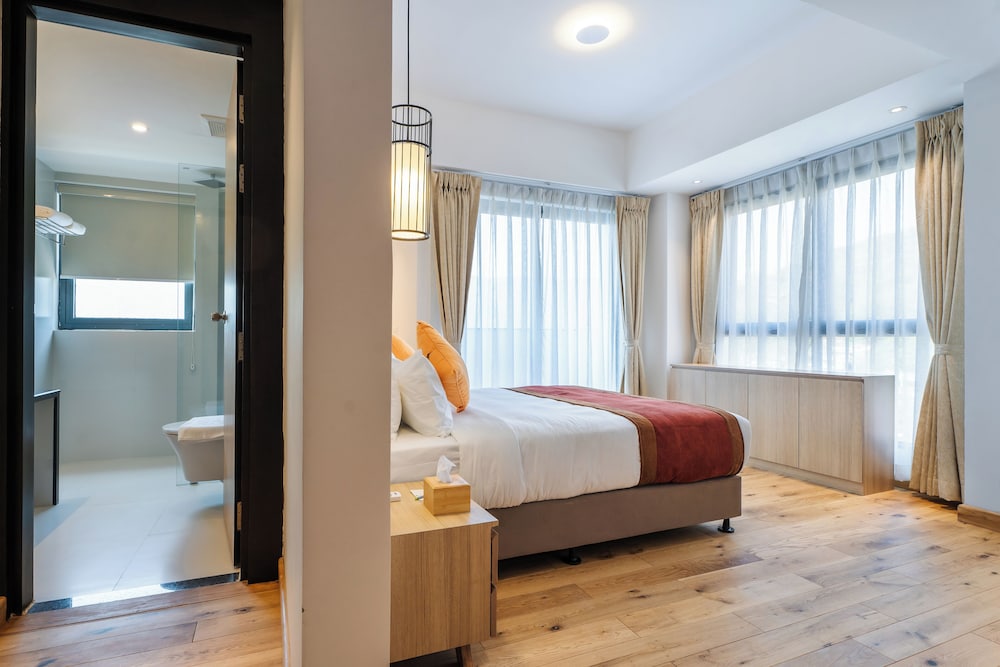 Executive Suite - Photo 11